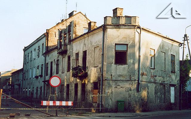 Budynek przy ul. Wileñskiej spali³ siê na pocz±tku stycznia 2002. Zdjêcie jest z 5 czerwca 2002. Ulica zamkniêta. Nie¼le!