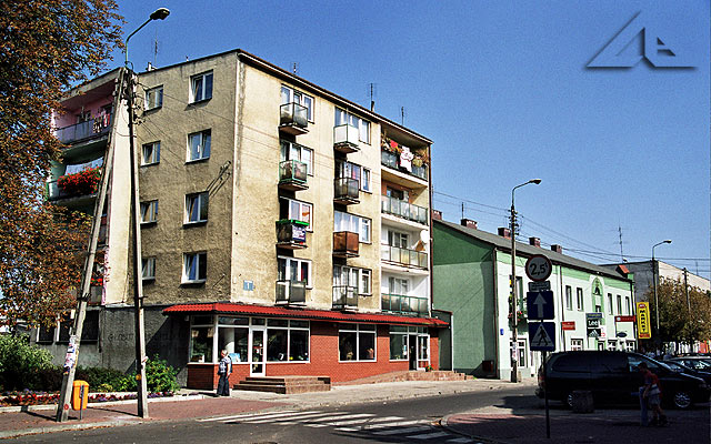 Pocz±tek ulicy Ko¶cielnej. Widok z ulicy Legionów.<br>W zielonym budynku mie¶ci³a siê jeszcze w latach dziewiêædziesi±tych ksiêgarnia.