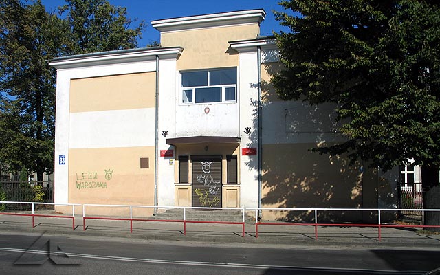 Stary budynek szko³y podstawowej nr 4.<br>Placówka ta zaczê³a dzia³aæ w roku 1935, a na po¶wiêceniu sztandaru szko³y by³ obecny prezydent Ignacy Mo¶cicki.
