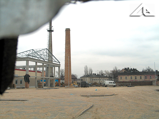 Plac parkingowy przed nowym centrum handlowym.<br>Tajemniczy widok od pó³nocnej strony z rampy przy torach kolejowych.