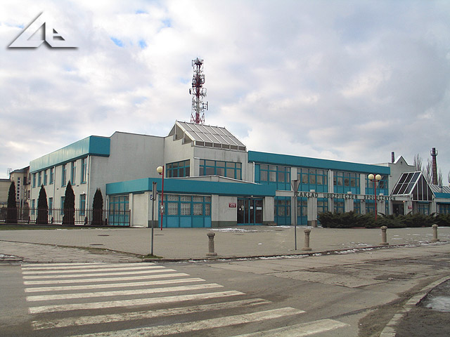 Widok w kierunku pó³nocno-zachodnim na budynek Zak³adu Ubezpieczeñ Spo³ecznych (ZUS) ze skrzy¿owania ulicy Ko¶cielnej z Reja.