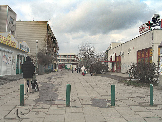 Widok w kierunku pó³nocnym z ulicy Ko¶cielnej na pasa¿ handlowy osiedla Niepodleg³o¶ci (dawniej Hibnera).