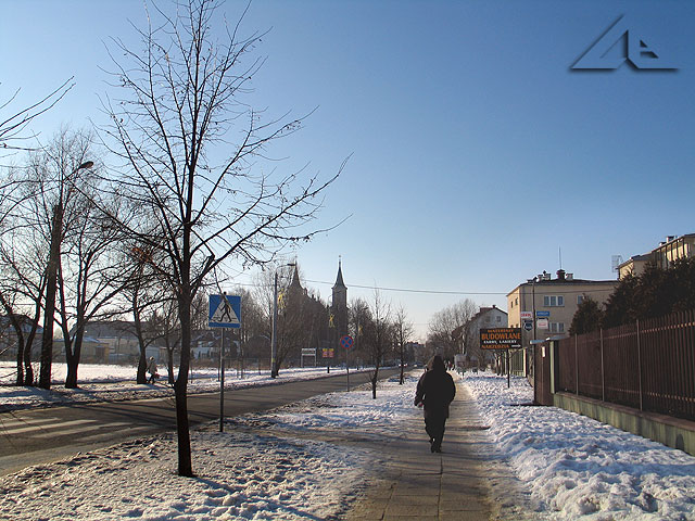 Ulica Ko¶cielna z widocznym w tle ko¶cio³em pw. Matki Boskiej Czêstochowskiej.