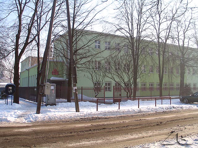 Budynek, w którym mie¶ci³o siê s³ynne technikum szklarskie. Widok od strony ulicy Legionów.