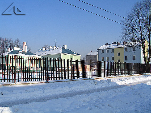 Widok od ulicy Kurkowej na kompleks budynków, które zajmowa³ dawniej stary szpital.
