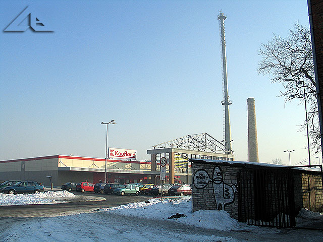 Widok na teren sklepu "Kaufland", który stoi w miejscu dawnej huty szk³a. Widok od strony torów kolejowych.