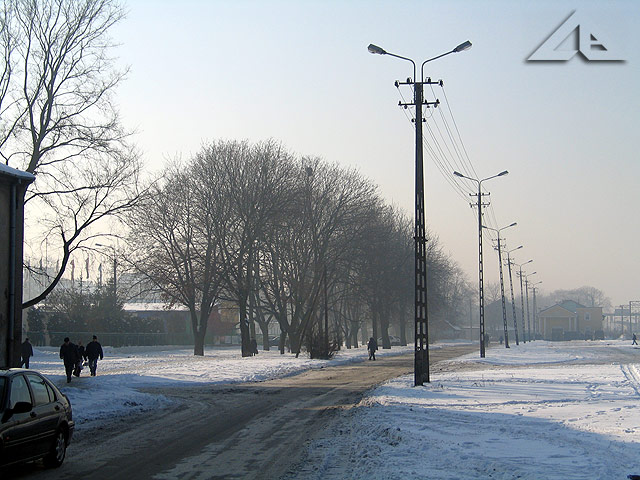 Widok na zachód ulicy ¯elaznej. Na pierwszym planie po prawej stronie sta³ dawniej budynek, w którym przez pewien okres czasu by³ magazyn. Tylko czego ?