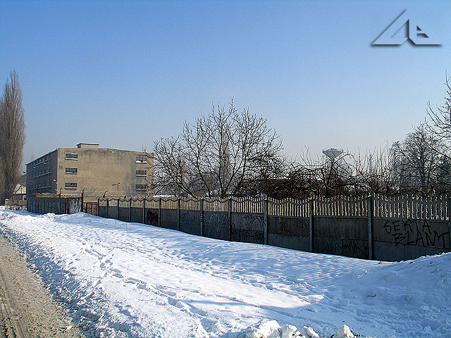 Widok na pozosta³o¶ci po hucie i w tle s³ynny grzyb, który prawdopodobnie w tym roku zostanie zdemontowany.