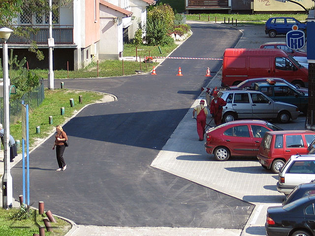 Wewnêtrzna uliczka na osiedlu Niepodleg³o¶ci.<br>Nowa asfaltowa nawierzchnia zosta³a wykonana w ci±gu kilku porannych godzin w najwiêkszy sobotni ruch.<br>A wiêc okazuje siê, ¿e mo¿na wykonywaæ takie prace szybko i sprawnie ...