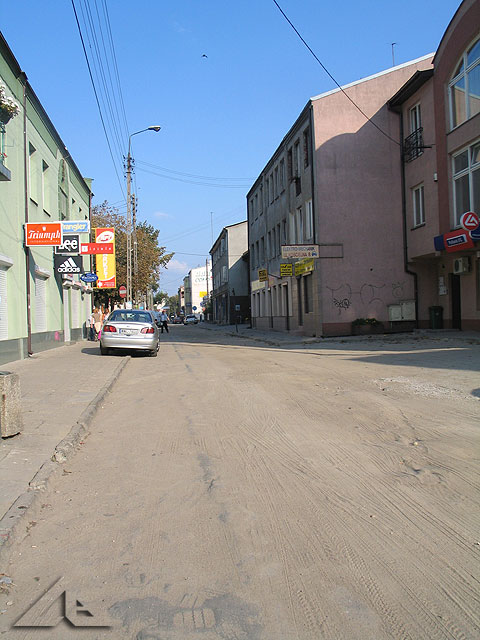 Remont ulicy Ko¶cielnej. Docelowo na ulicy Ko¶cielnej bêdzie u³o¿ona kostka w dwóch kolorach.