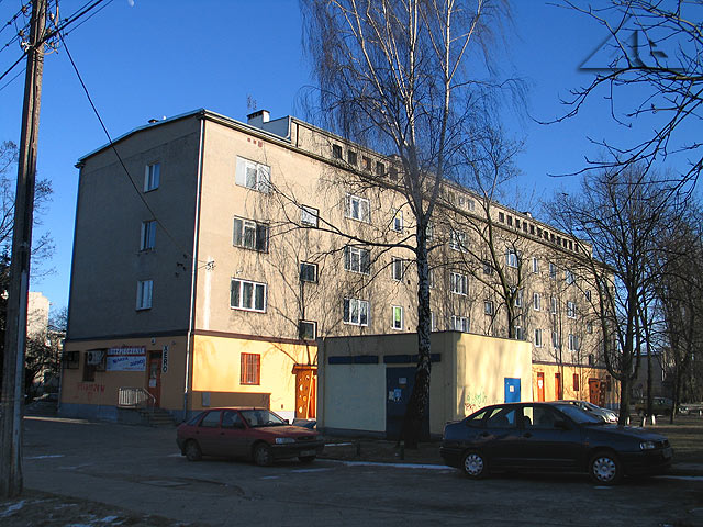 Jeden z najstarszych bloków mieszkalnych na osiedlu S³oneczna. Widok w kierunku po³udniowo-wschodnim.