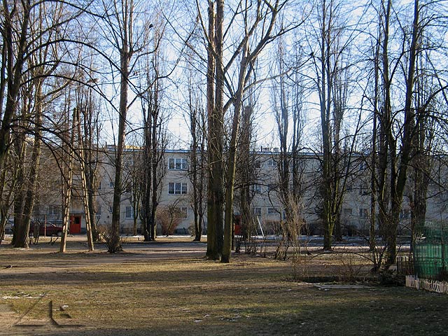 Jeden z najstarszych bloków mieszkalnych na osiedlu S³oneczna. Widok w kierunku po³udniowym.