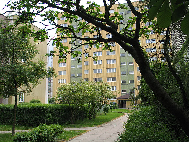 Jeden z najstarszych bloków przy ulicy Boles³awa Chrobrego 6.<br>Widok w kierunku po³udniowym.