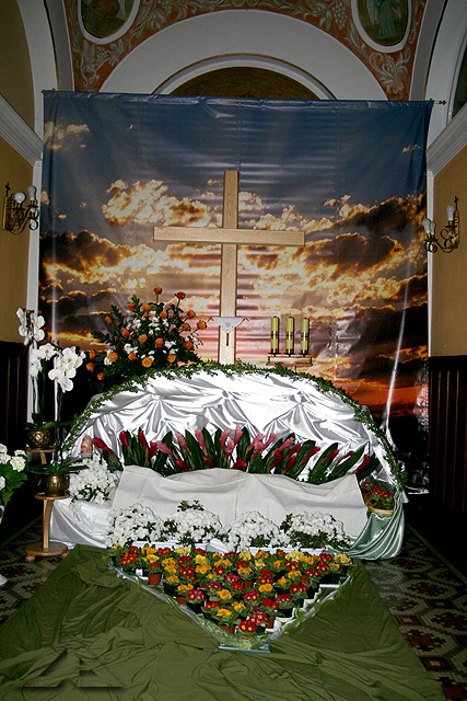Triduum Paschalnego w parafii pw. Matki Bożej Częstochowskiej - przygotowania do wieczornego nabożeństwa Męki Pana Jezusa