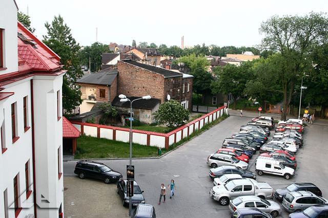 Widok na dawny dziedziniec i boisko przy dawnej szkole nr 1 - obecnie obiekt nazywany jest Wileñska 32