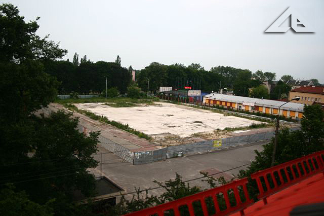 Widok z budynku przy Wileńskiej 32 (stara szkoła nr 1) na plac, na którym stała hala sklepu Carrefour, wcześniej GLOBI a jeszcze wcześniej ... wiecznego MEGASAMU