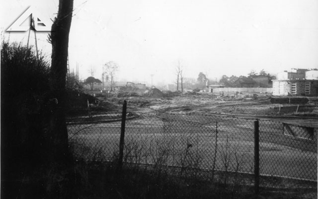 Perspektywa na ulicê Niepodleg³o¶ci. W g³êbi widoczny 'grzybek'.<br>Proszê porównaæ tê fotografiê z wykonan± w tym samym miejscu w grudniu 2002.