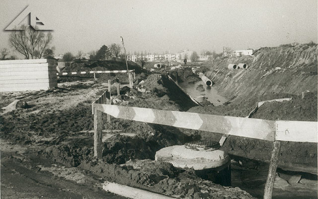 Ta fotografia jest zrobiona prawdopodobnie z nieistniej±cego odcinka ulicy D³ugiej w miejscu, gdzie znajduje siê nowa zabudowa domków jednorodzinnych przy ulicy Wileñskiej. W tle osiedle S³oneczna